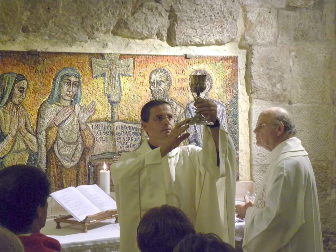 Normalmente Un Parroco Va In Pensione A Don Michele va in pensione. Al "Carmine" arriva un nuovo parroco